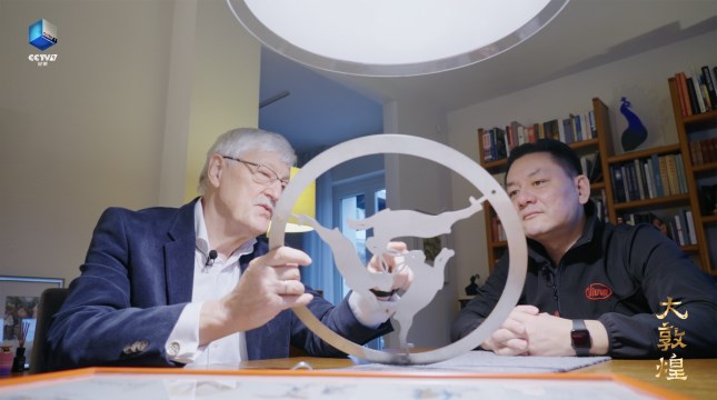 铁锚和市长探讨三兔图案的含义_副本.jpg