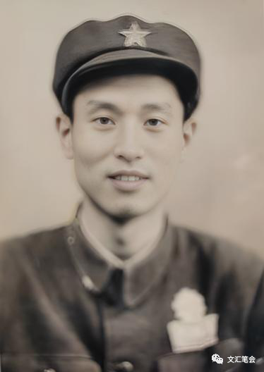 罗晓良：杨家骏，祖籍浙江镇海，在上海长大并念完中学，因家境贫寒上不起大学，酷爱读书的他就到上海书店工作。抗战时参加新四军，他和爹是新四军教导队同一个排的战友并一直和爹同在一个营、一个团。五次战役后期的华川阻击战，杨家骏为178团二营教导员.png